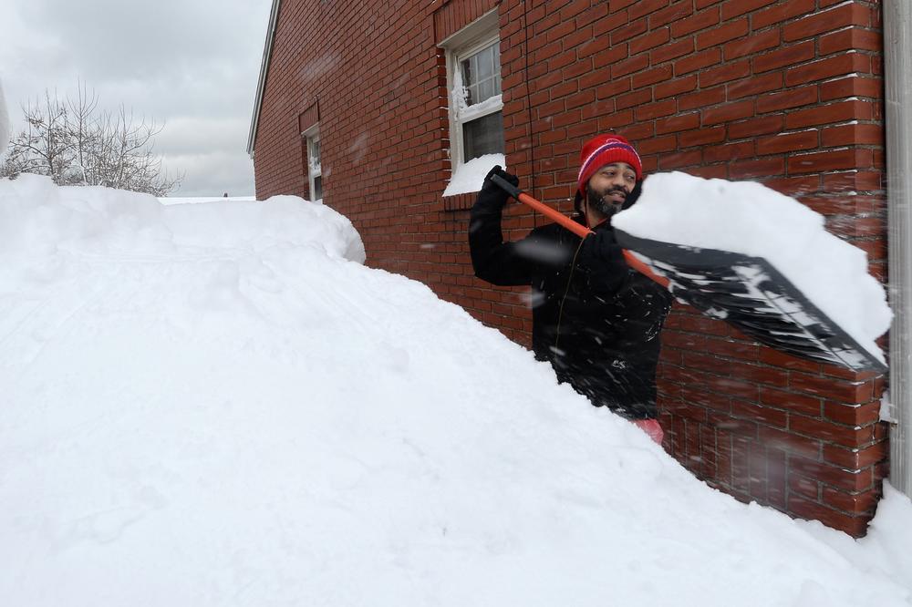 (FOTO, VIDEO) SNEG ZATRPAO I ULAZNA VRATA: Stiže nova snežna oluja, u Pensilvaniji vanredno stanje!