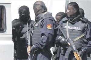 CRNOGORSKI POLICAJCI U BERMUDAMA: Ovog leta MUP ko na plaži!