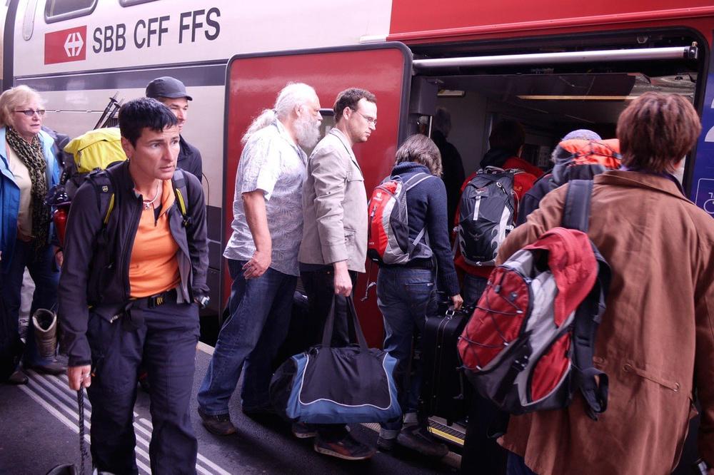 UZBUNA U ŠVAJCARSKOJ: Kuvar zaboravio kofer sa zastrašujućim natpisom, pa evakuisali voz
