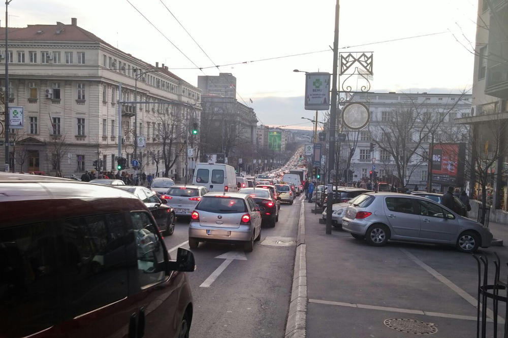 IZGOREO AUTOMOBIL U KNEZA MILOŠA: Centralna beogradska ulica paralisana! (FOTO)