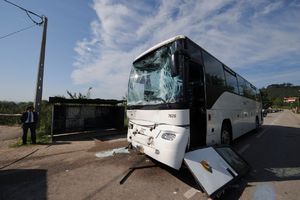 KINEZI DOŽIVELI TRAGEDIJU NA ISLANDU: Autobus se survao s puta, jedan poginuo, 12 teško povređeno!