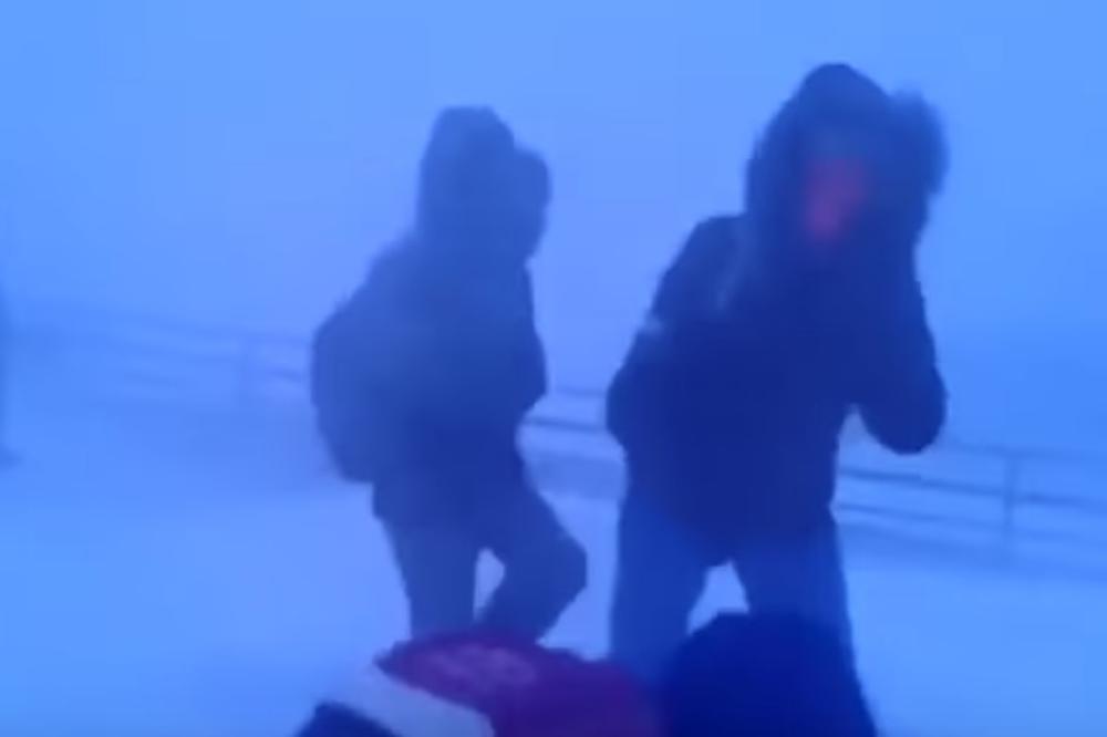 (VIDEO) SIBIRSKA ZIMA ŠIBA, A DEČICA OD ŠKOLE NE ODUSTAJU: Pogledajte kako ruski đaci pešače po snežnoj mećavi!