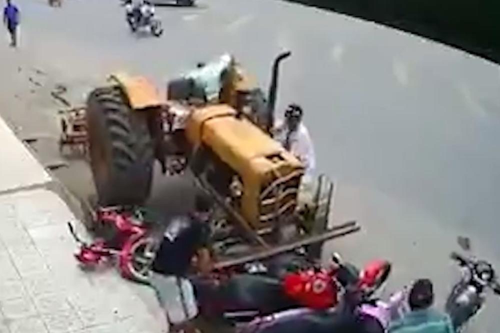 (VIDEO) „POLUDELI“ TRAKTOR KRENUO U RAT PROTIV MOTORA!!! Ne može svako da bude traktorista!