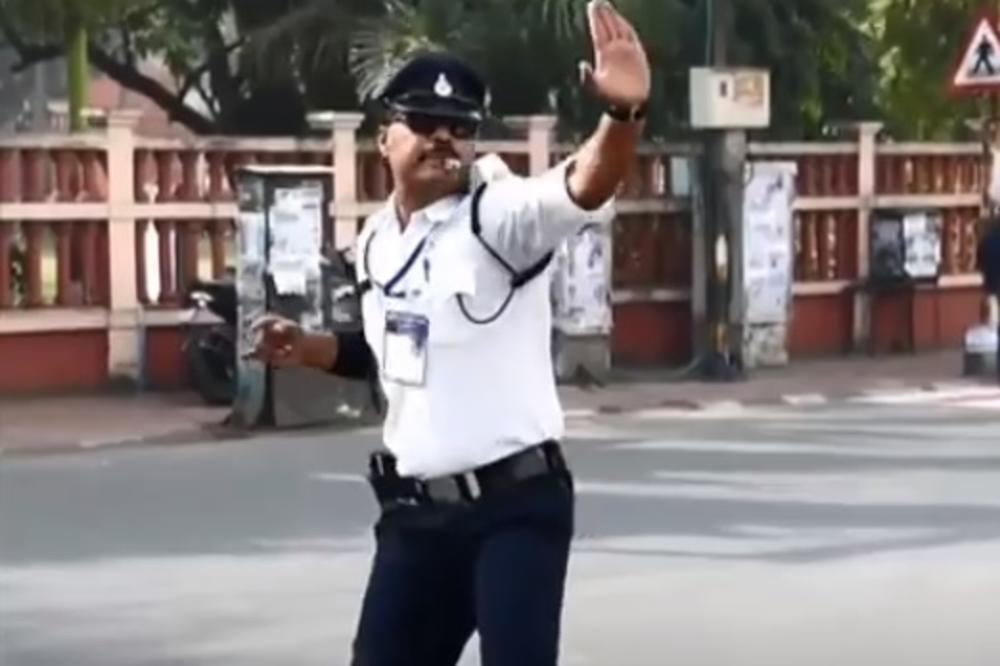 (VIDEO) RAZIGRANI POLICAJAC: Ovog saobraćajca zovu Majkl Džekson jer reguliše saobraćaj plesnim koracima