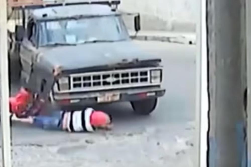 (VIDEO) SVI SE PITAJU KAKO JE OVO PREŽIVEO: Podleteo pod kamionet i prošao sa ogrebotinama!