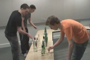 (VIDEO) MNOGO ALKOHOLA I FENOMENALAN SLUH! Neverovatno je šta ova trojka radi sa flašama!