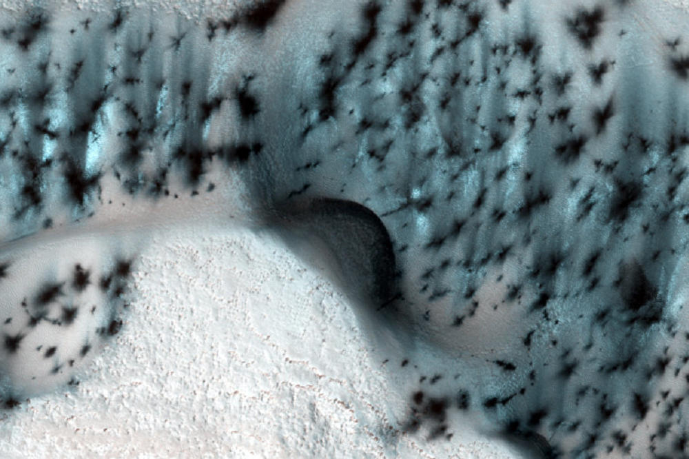 (FOTO) KAD SE ZABELI CRVENA PLANETA: Evo kako izgleda sneg na Marsu!