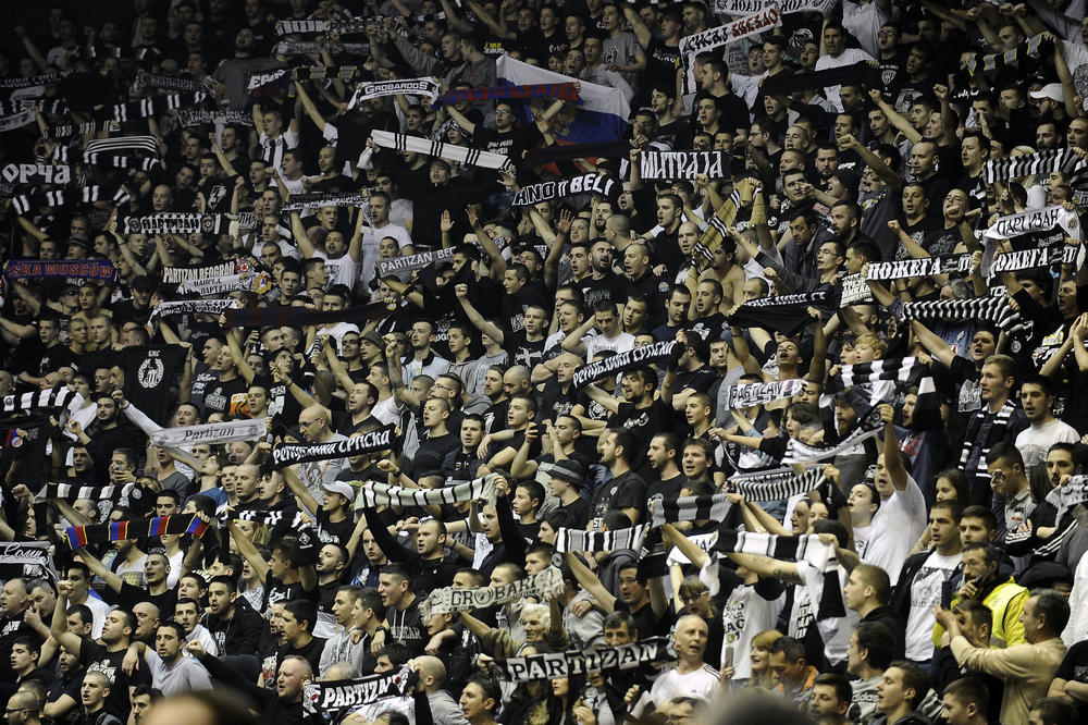 (FOTO) ZAGREVANJE ZA MARAKANU: Navijači Partizana i CSKA spremaju se za gostovanje na Zvezdinom stadionu