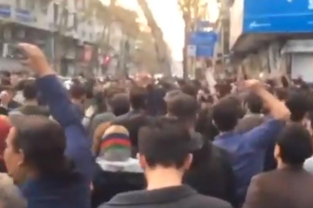 (VIDEO) MASOVNE DEMONSTRACIJE U IRANU: Počelo je kao protest protiv visokih cena, a sada su na meti sveštenici