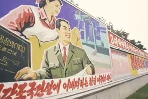 (VIDEO) SPAVAJU, JEDU I KUPAJU SE JEDNI PORED DRUGIH: Ovako žive obični ljudi u Severnoj Koreji!