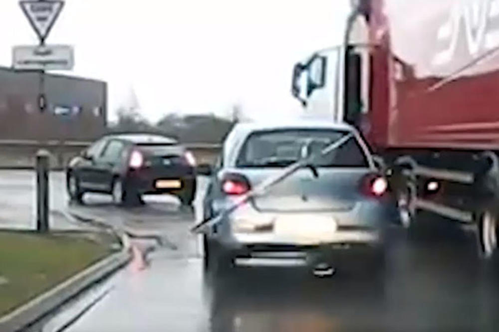 (VIDEO) NIKADA NE SKREĆITE UPOREDO SA ŠLEPEROM: Možete ostati bez kola