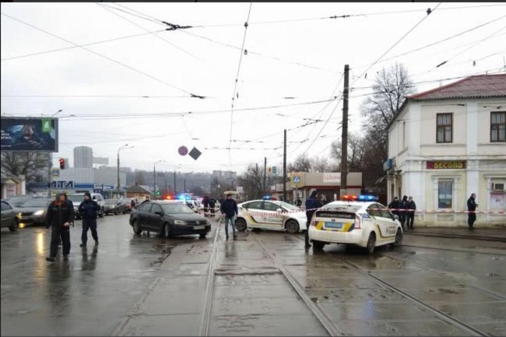 (FOTO, VIDEO) HAOS U HARKOVU: Opasan eksplozivom ušao u poštu, taoci oslobođeni