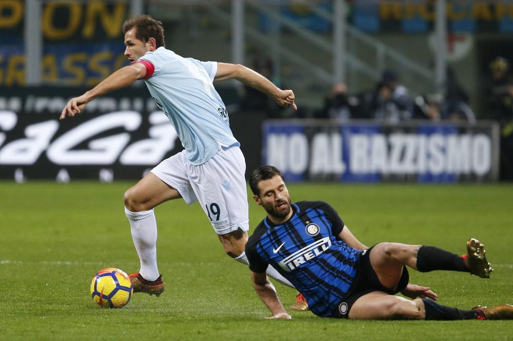 (VIDEO) SKANDAL U MILANU: Fudbaler Intera pljunuo i žestoko uvredio navijače svog kluba