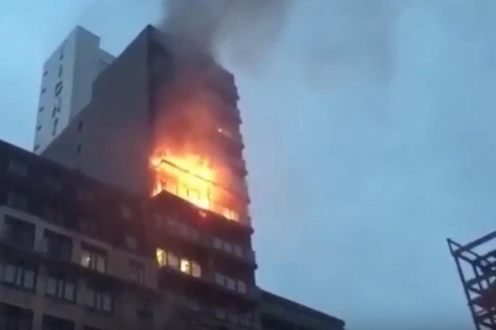 (VIDEO) VELIKI POŽAR U MANČESTERU: Zapalio se stan na 9. spratu, vatra i dim se proširili celom zgradom