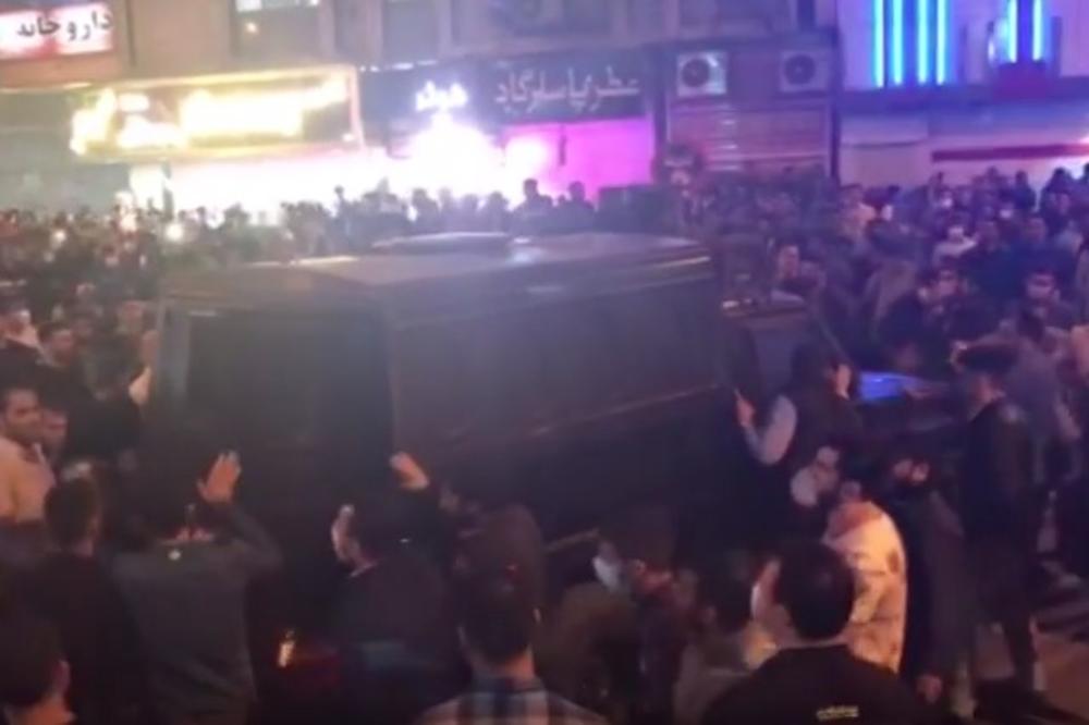 (VIDEO) TREĆI DAN NEREDA U IRANU: Demonstranti pale vladine zgrade širom zemlje, dvoje ranjeno u pucnjavi