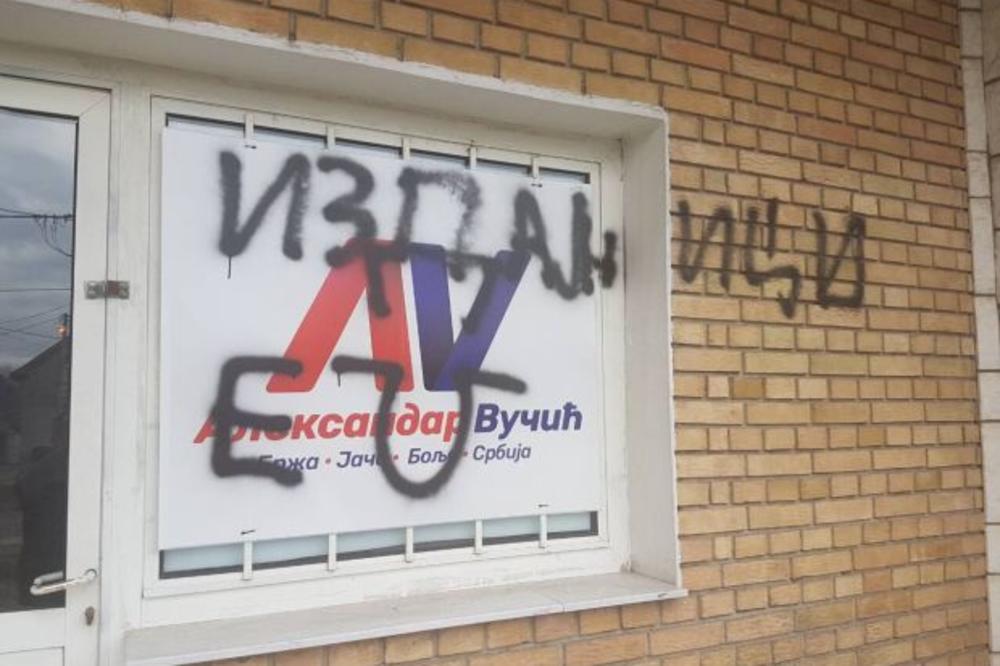 OSVANULI UVREDLJIVI GRAFITI NA PROSTORIJAMA SNS U SURČINU: Ovo je pritisak i želja da nas zastraše