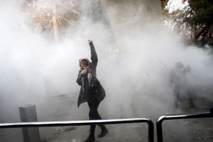 (VIDEO) NESLAVAN KRAJ GODINE U IRANU: Vodenim topovima na demonstrante, uhapšeno oko 200 ljudi