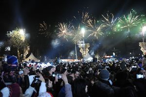 (KURIR TV) SPEKTAKULARNI VATROMET U BEOGRADU: Hiljade ljudi dočekalo Novu godinu na Trgu Nikole Pašića! Veselo bilo i u Skadarliji, restoranima, klubovima...