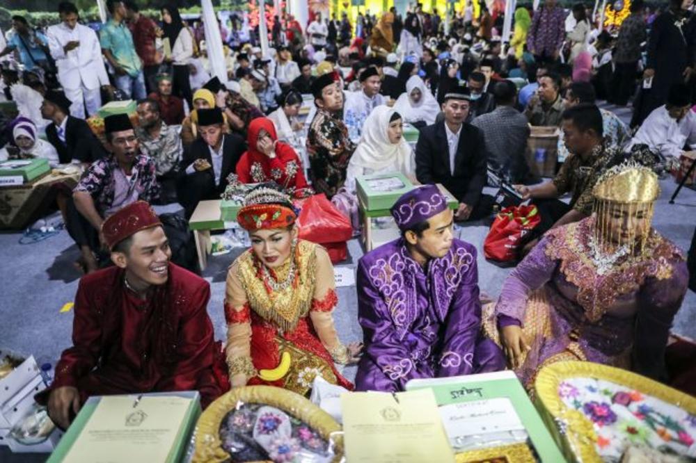 (FOTO, VIDEO) NAJLEPŠI DOČEK NOVE GODINE: 450 bračnih parova reklo sudbonosno da u Džakarti