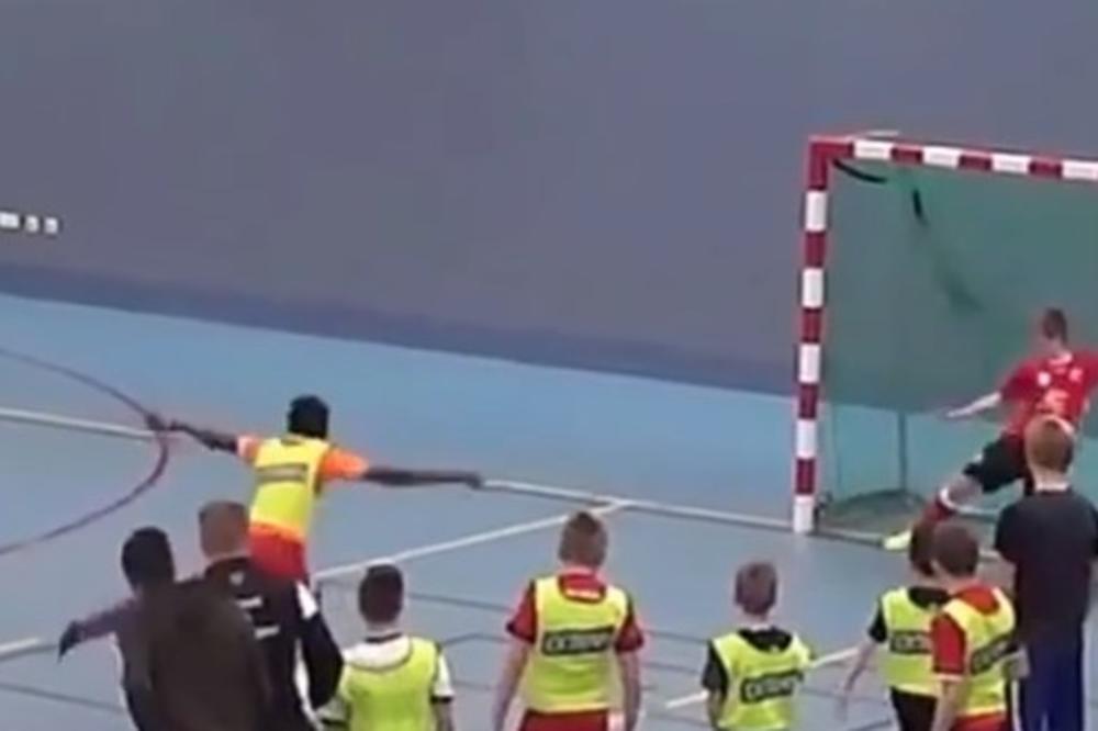 (VIDEO) HIT OVO DO SADA NISTE VIDELI: Dečak jednim potezom spojio fudbal i košarku