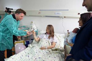 MALA TEODORA PRIMILA GOSTE VISOKOG RANGA: Prvorođenu bebu u Skoplju posetili gradonačelnik i ministri!