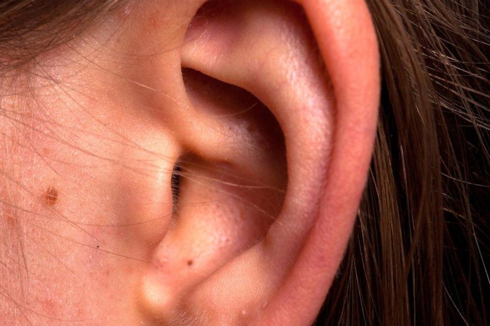 OBRATITE PAŽNJU: Ako primetite DLAKE u ušima, brzo kod lekara, iza toga može da se krije OVA opasna bolest!