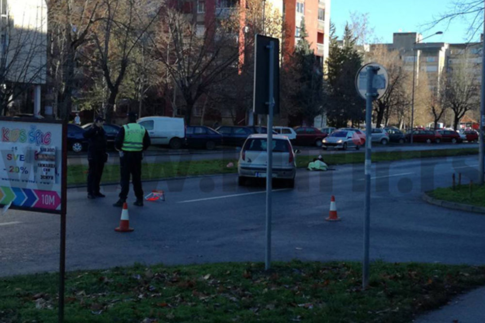 (FOTO) TRAGEDIJA U NOVOM SADU: Kolima udario ženu na pešačkom, poginula na mestu... Vozač u šoku, drži se za glavu