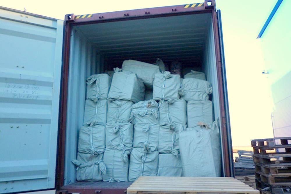 (FOTO) AKCIJA KOD ŠIDA: Carinici otvorili kamion, a onda je usledio šok! Pronašli 20.000 pari čarapa!