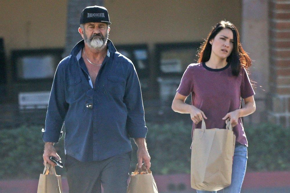 MLAĐA JE OD NJEGA 34 GODINE, A ZAJEDNO SU VEĆ 6: Mel Gibson ne krije koliko je ZALJUBLJEN, svi se okreću za NJIMA! FOTO
