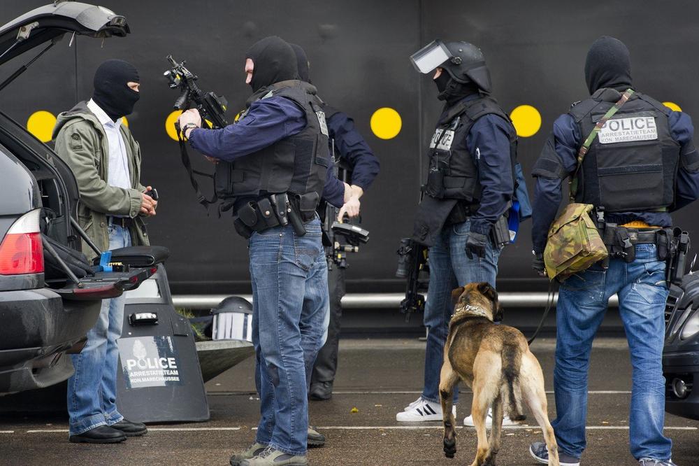 SEDMORICA ISLAMISTA PALA U HOLANDIJI: Planirali dva napada na masovnim skupovima, spremili bombe i puške