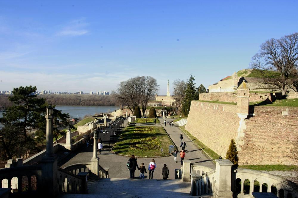 PRIZOR ZABRINUO BEOGRAĐANE, STIŽE I ODGOVOR: Velike stepenice na Kalemegdanu nisu razlupane, u toku rekonstrukcija! Kad budu završene, biće opet one stare