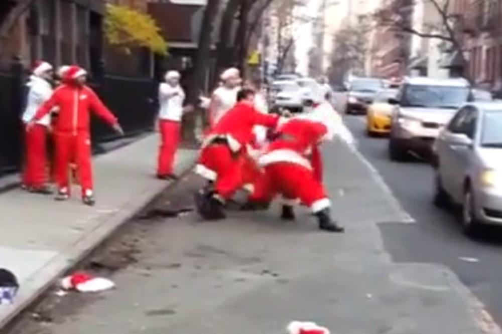 (VIDEO) JE L' SE TAKO DAJE PRIMER DECI? Pobiše se Deda Mrazovi nasred ulice!