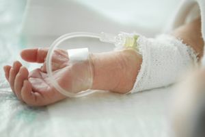 BEBO, IZDRŽI! Novorođenče koje je na respiratoru u Kragujevcu zaraženo je koronom i ima CITOKINSKU OLUJU, a evo šta je to