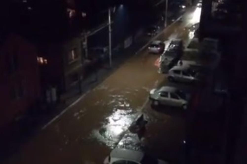 HAVARIJA U LESKOVCU: Pukla vodovodna cev, cela ulica poplavljena