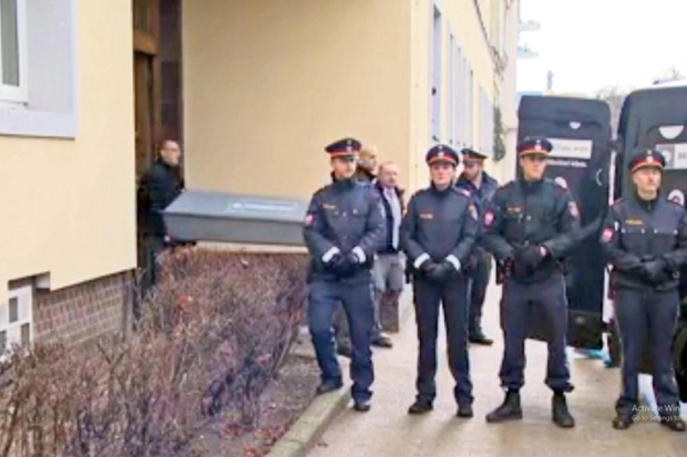 POLICIJA ZATEKLA STRAVIČAN PRIZOR U AUSTRIJI: Srbin nožem iskasapio ženu, žicom udavio ćerku! ISPRED ULAZA PRONAĐEN SPISAK