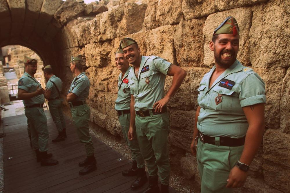 (FOTO, VIDEO) NAJZGODNIJE UBICE U EVROPI MORAJU NA DIJETU: Elitna španska legija jedva staje u uniforme!