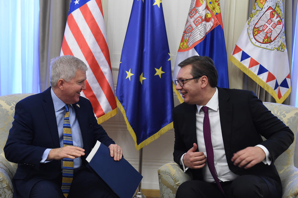 SRDAČAN SUSRET NA ANDRIĆEVOM VENCU: Američki ambasador Skat uručio Vučiću božićnu čestitku predsednika Trampa