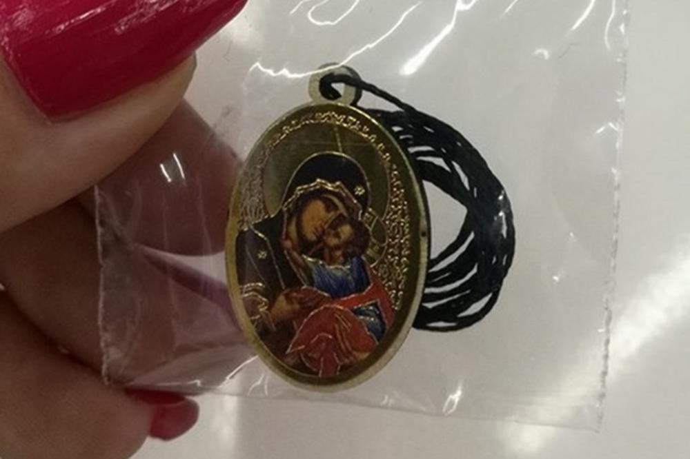 POZNATI ODUŠEVLJENI KURIROVOM AKCIJOM: Medaljon sa likom Majke Božje najbolji je poklon za Božić