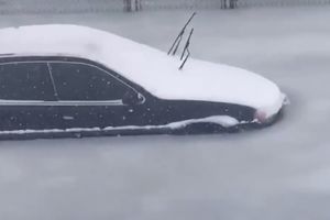 (VIDEO) LEDENI TALAS OKOVAO AUTOMOBILE: Gradovi na obali nestaju pod naletima snega i leda