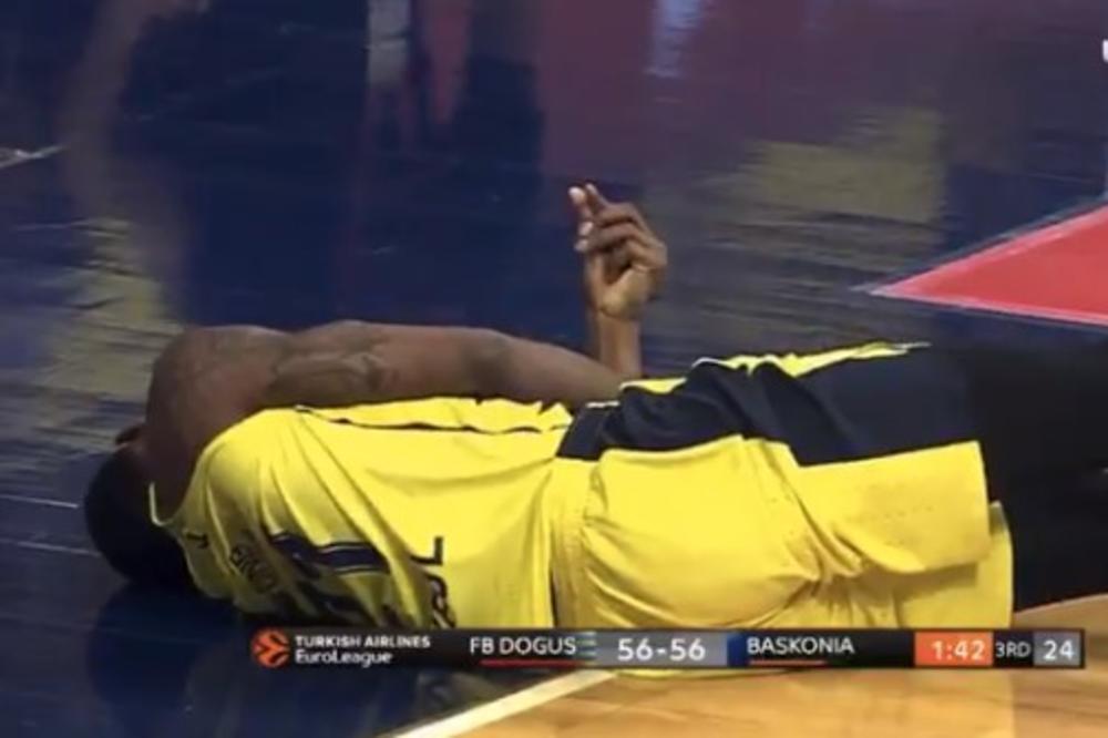 (VIDEO) JEZIVA SCENA U ISTANBULU: Stravičan pad košarkaša Fenerbahčea! Cela hala zanemela!