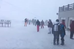 (VIDEO) 10.000 TURISTA ZAROBLJENO U ITALIJANSKOM SKIJALIŠTU: Ostali zavejani u Alpima, prete im lavine!