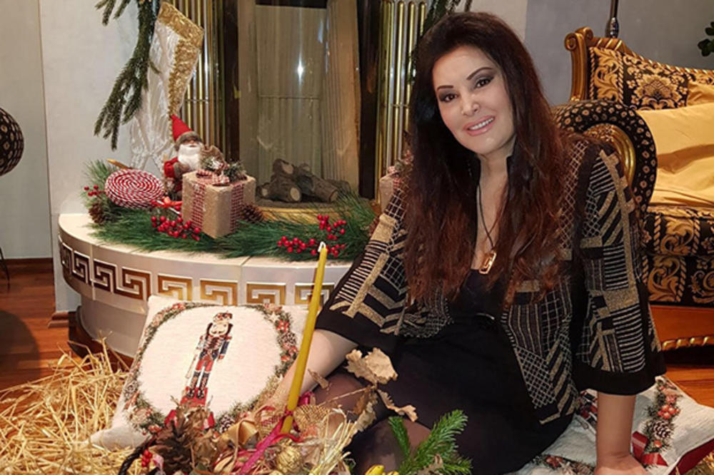 (FOTO) SVE JE SAMA DEKORISALA: Dragana u krugu porodice dočekala Badnje veče!