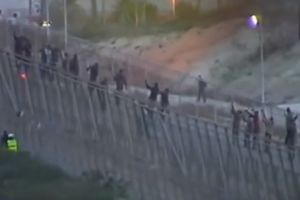 DRAMA NA GRANICI: Stotine afričkih migranata kidisale na ogradu i preskočile u Španiju