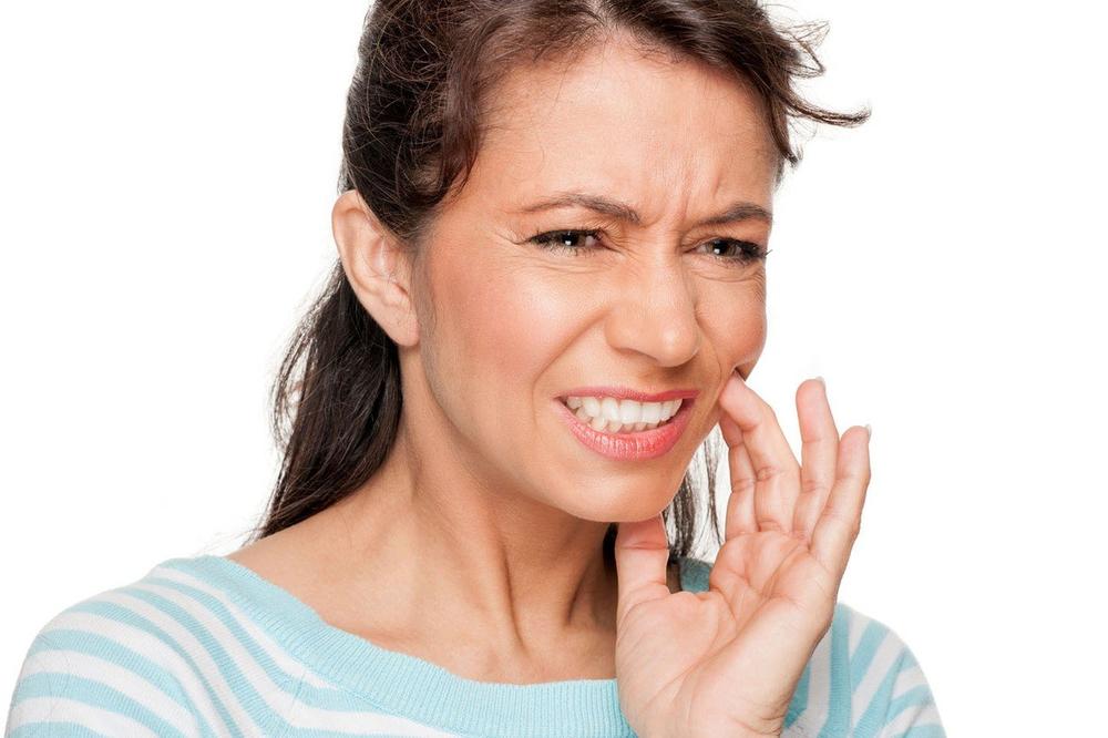 BOL PRESTAJE ODMAH! Ako stavite komad OVE namirnice na zub, otarasićete se najgorih muka!