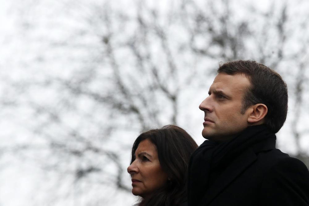 (FOTO) GODIŠNJICA KRVAVOG NAPADA NA ŠARLI EBDO: Makron odao počast žrtvama terorizma u Parizu