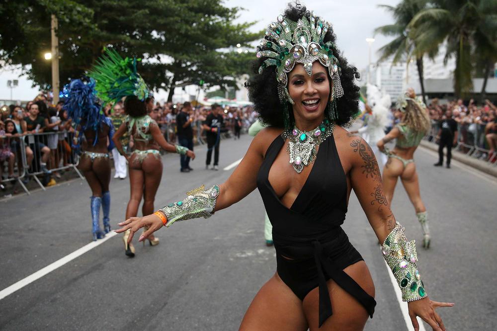 (FOTO) ONE PODIŽU TEMPERATURU: Evo kako polugole brazilske plesačice promovišu karneval u Riju!