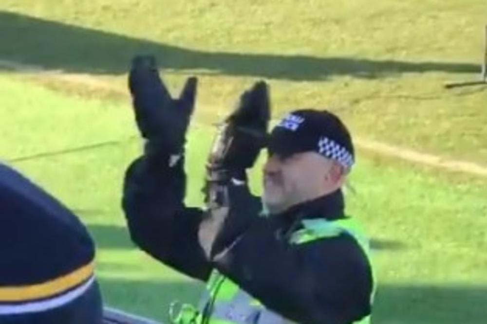 (VIDEO) NIKAD VIĐENO U FUDBALU: Policajac u uniformi vođa navijača! Pogledajte