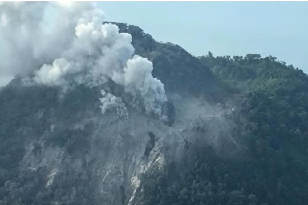 (VIDEO) MISLILI DA JE MRTAV VEKOVIMA, A ONDA SE PROBUDIO: Evakuisano stotine ljudi, strahuje se da će vulkan u Papui Novoj Gvineji eksplodirati!