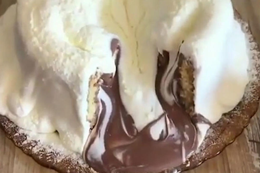 (VIDEO) AU KAKAV PEH! Ovo je trebalo da bude vrhunska torta, ali pogledajte šta joj se desilo
