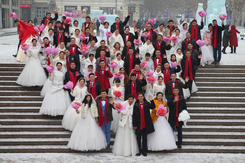 (FOTO PRIČA) LEDENO VENČANJE: Desetine parova u Kini na debelom minusu izgovorile sudbonosno DA